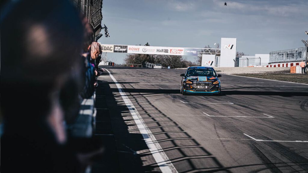 Der i30n Hatchback von Mertens Motorsport bei der Zieleinfahrt in der NLS1. Am Steuer: Christian Dannesberger