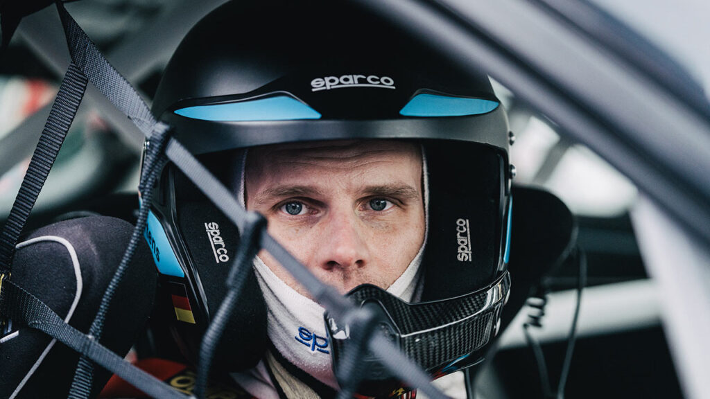 Daniel Mertens im Cockpit des i30N "Julka", fokussiert auf das Rennen.